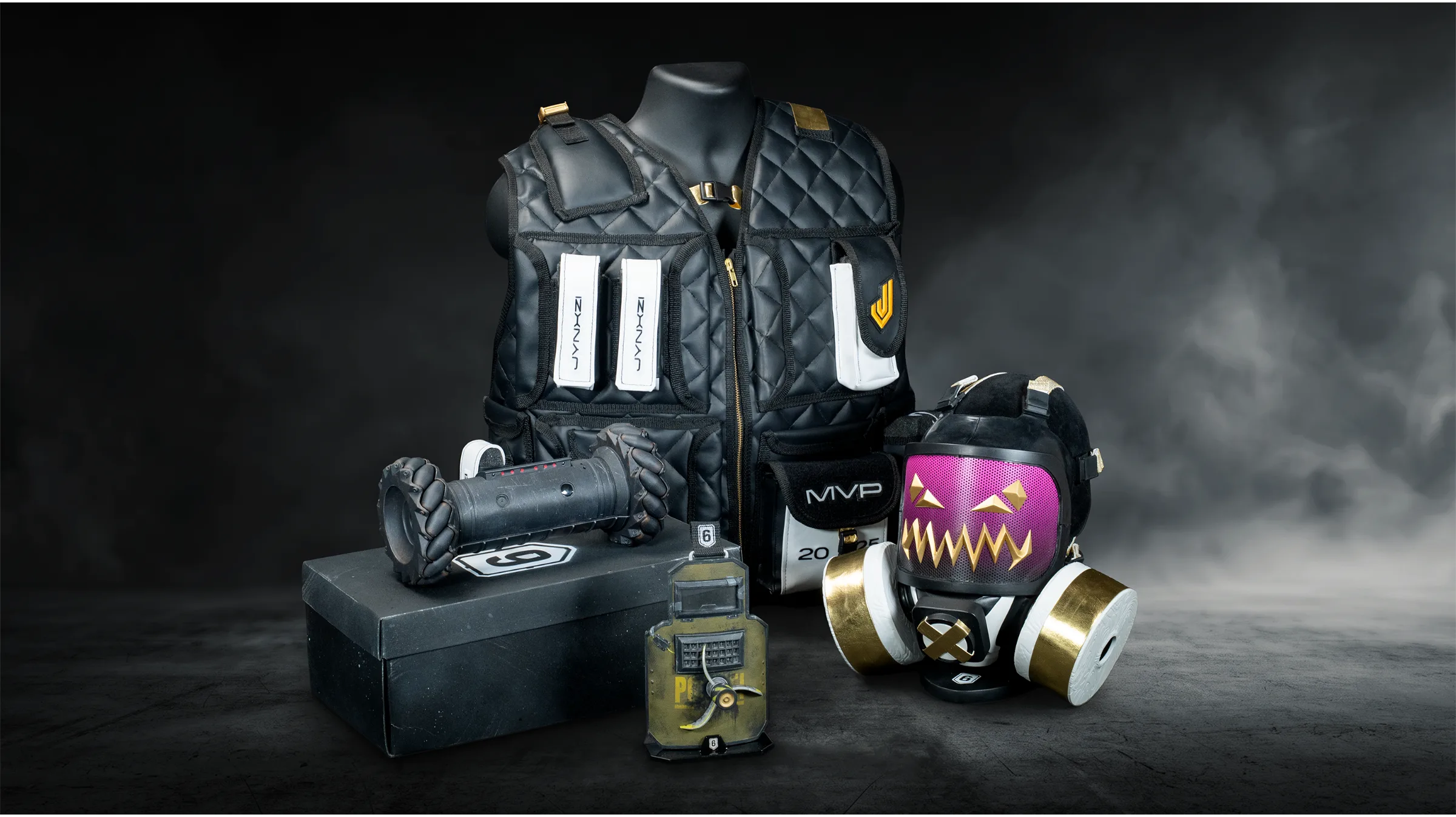 Rainbow Six Siege creator kit: JYNXZI MVP helmet, quilted vest, miniature shield and drone