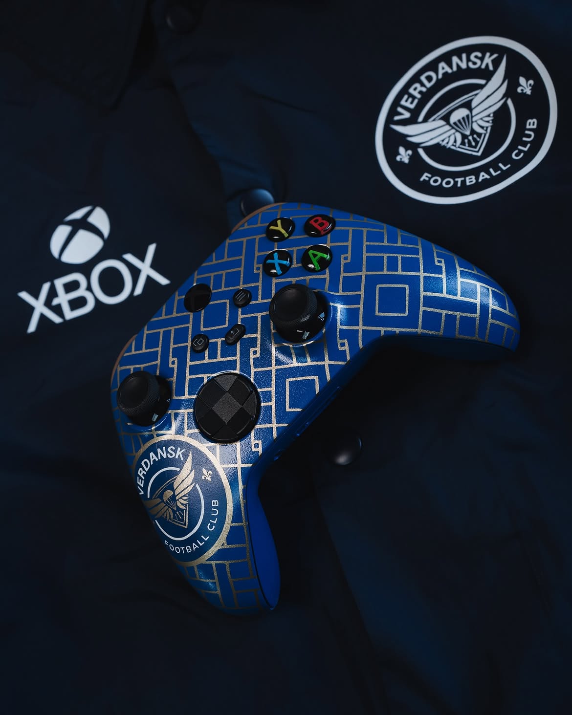 FC Verdansk custom Xbox controller in blue with a gold pattern and the club crest