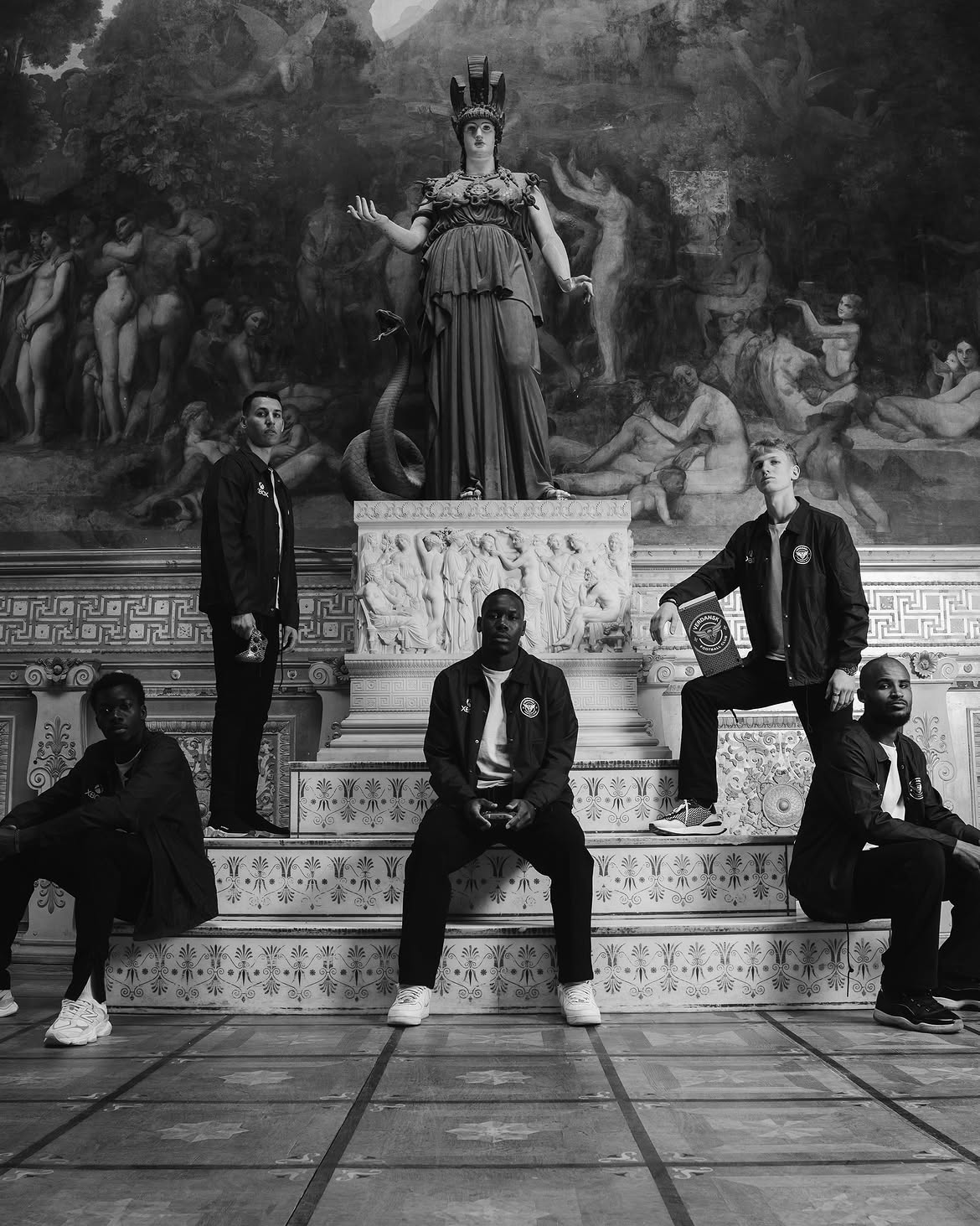 Black and white portrait of the FC Verdansk squad beneath a statue